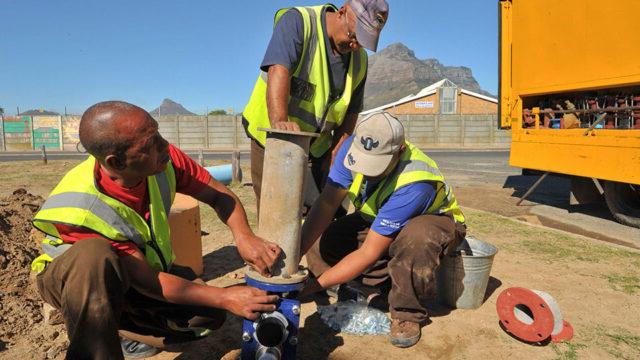 南非开普敦市政水务部门的员工正在安装一个新的阀门
