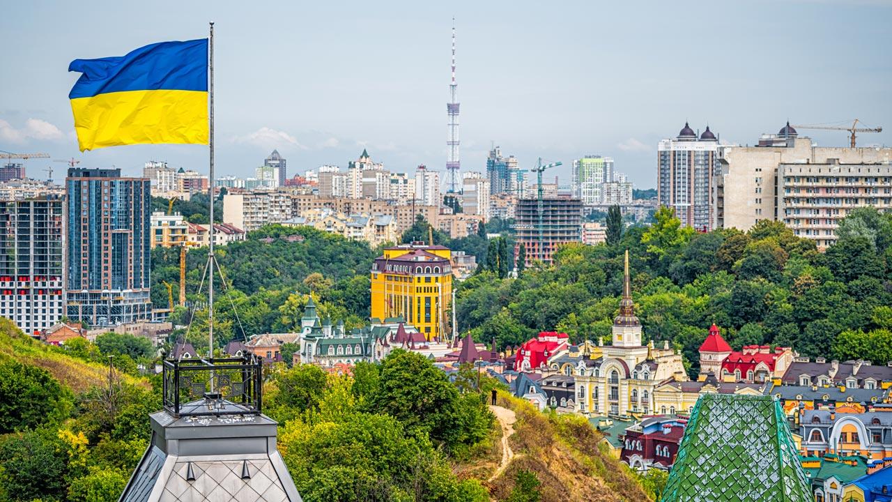 基辅, 乌克兰的城市景观基辅和乌克兰国旗在风中飘扬在夏天的波迪尔区和新建筑